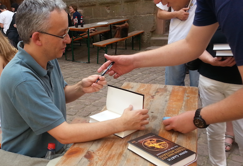 John Garth signs Tolkien und der Erste Weltkrieg at Tolkien Thing 2014, Burg Breuberg